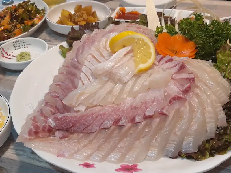 다양한 종류의 싱싱한 회