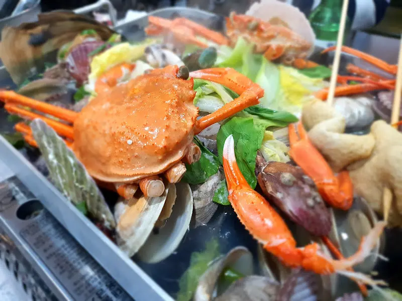 대게, 조개, 야채 등이 푸짐하게 들어간 찜 요리