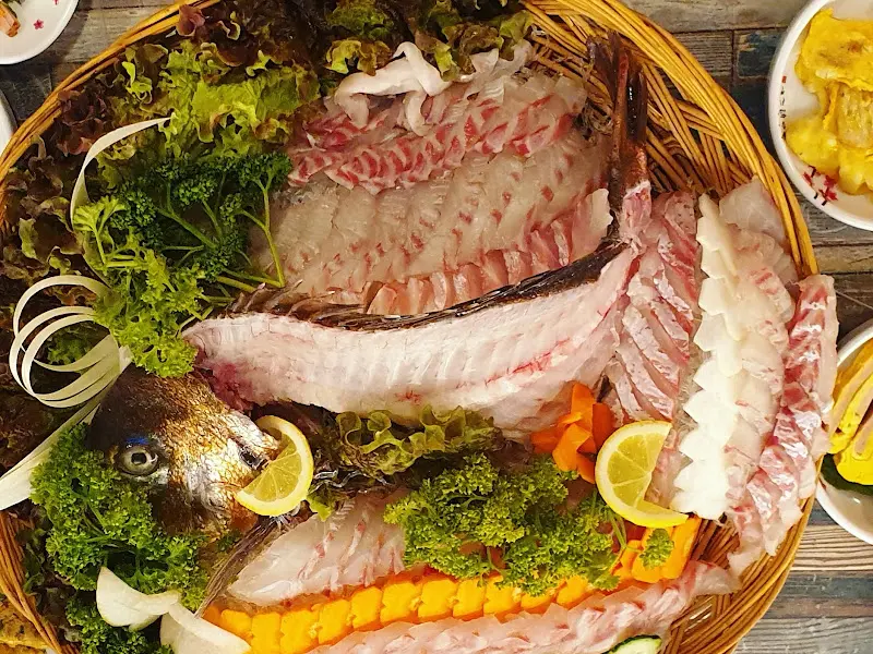 싱싱한 회를 가득 담은 한 상 차림