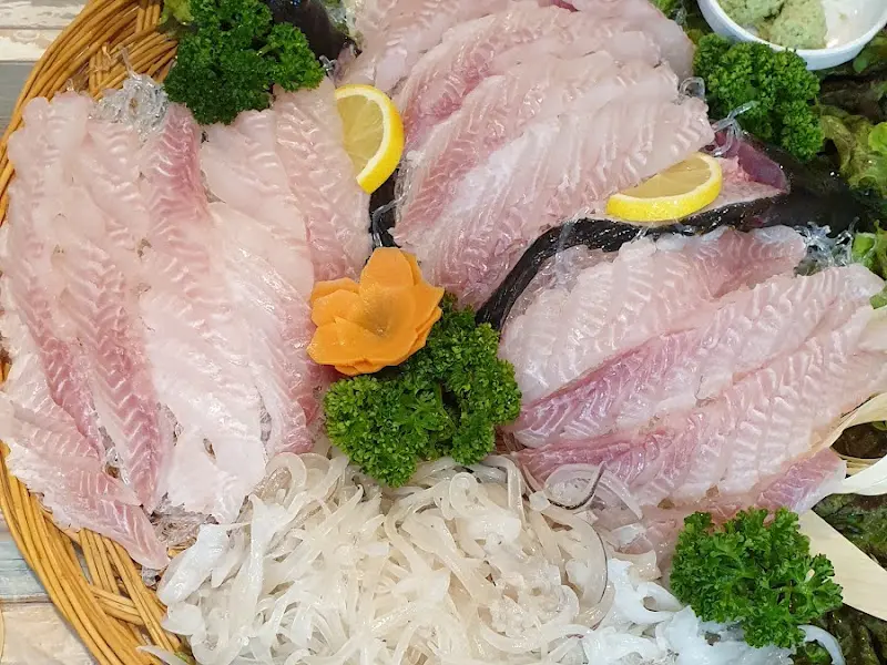 싱싱하고 쫄깃한 식감이 느껴지는 회