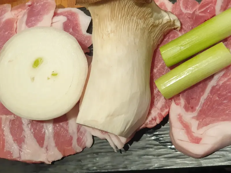 삼겹살과 함께 구워먹는 양파, 버섯