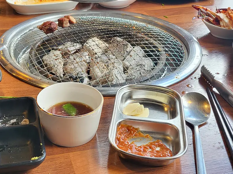 맛있게 구워진 고기 한 점
