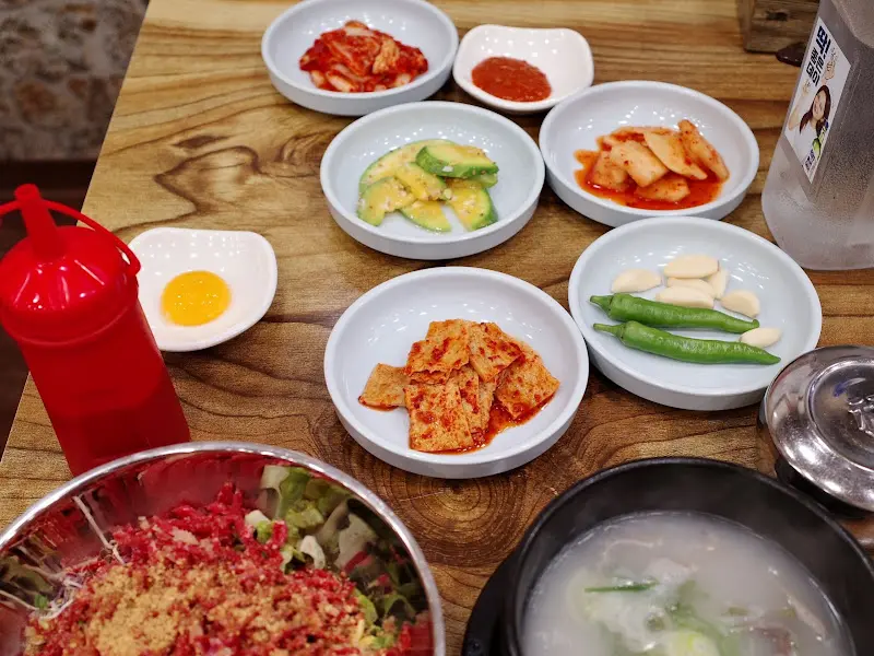 다채로운 반찬 구성