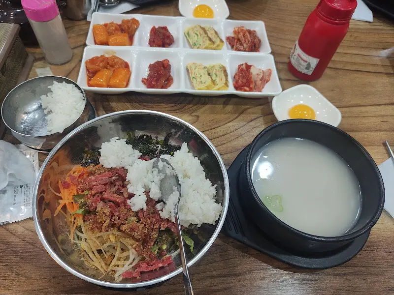 육회비빔밥 전체 샷