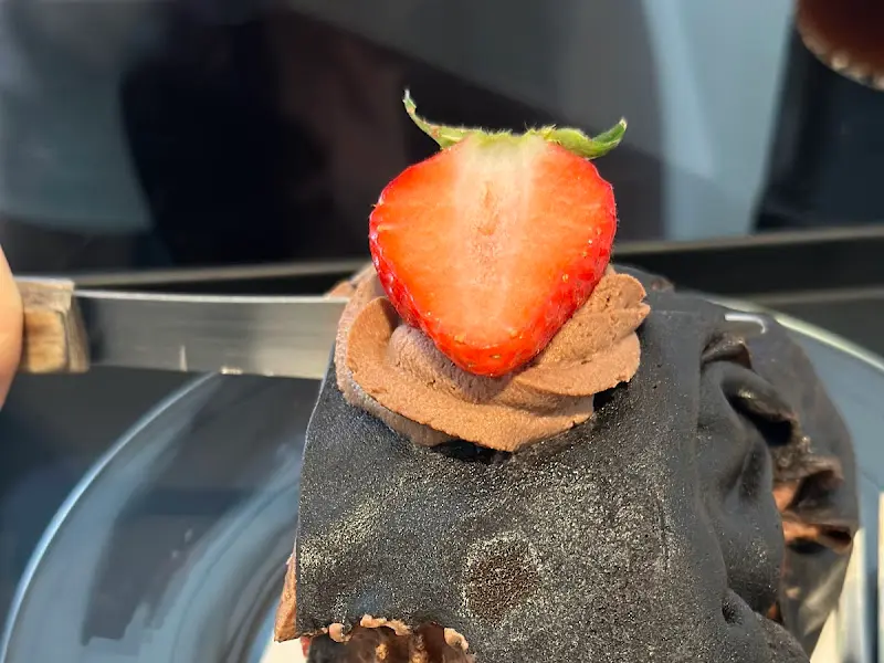 초코 크레페 위에 올려진 딸기