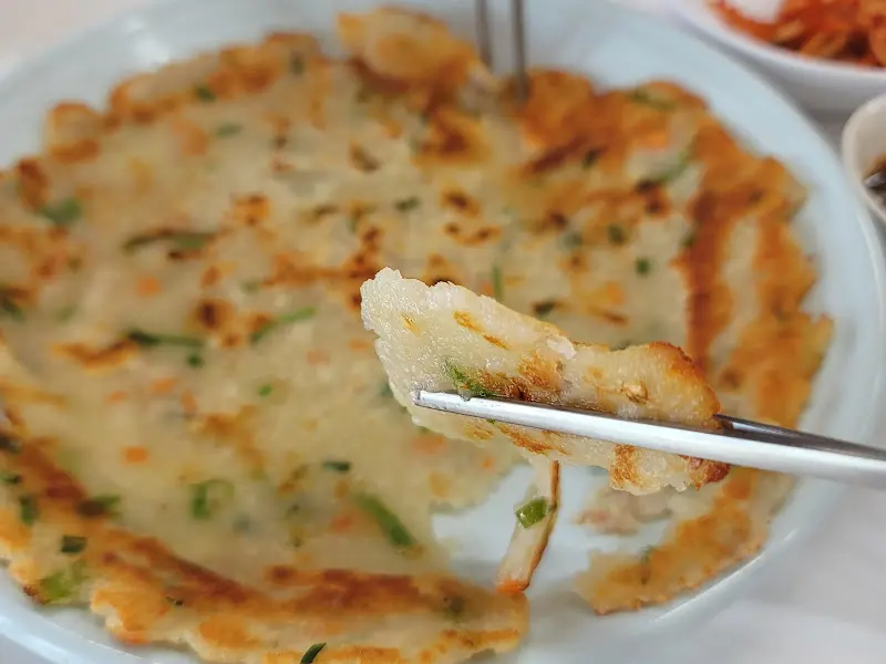 젓가락으로 찢은 감자전 단면