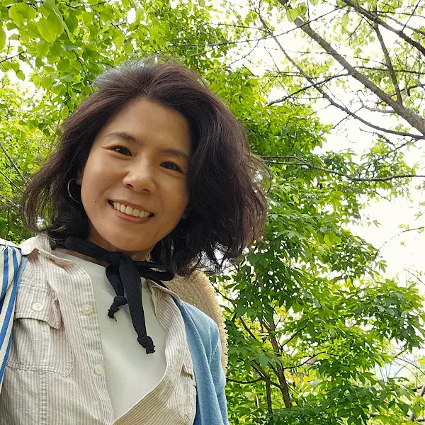 밝게 웃고 있는 여성