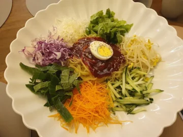 후각 미각 촉각의 향연, 쫄면의 과학적 재해석: 대구 뽈록 튀어나온 맛집 철성제면소