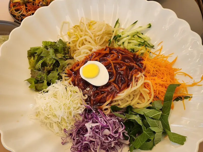 비빔 쫄면 근접샷