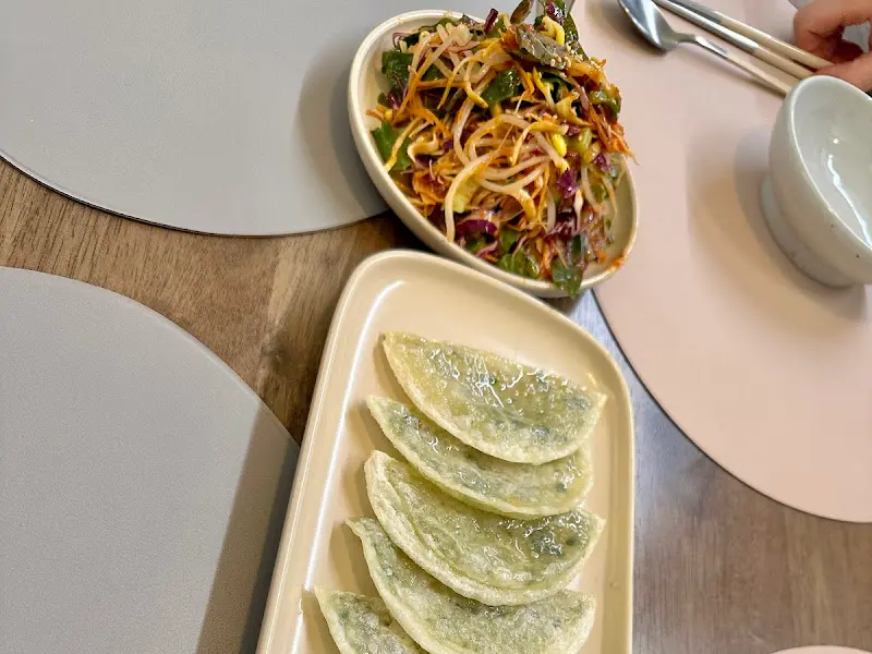 다양한 야채 고명이 올라간 쫄면