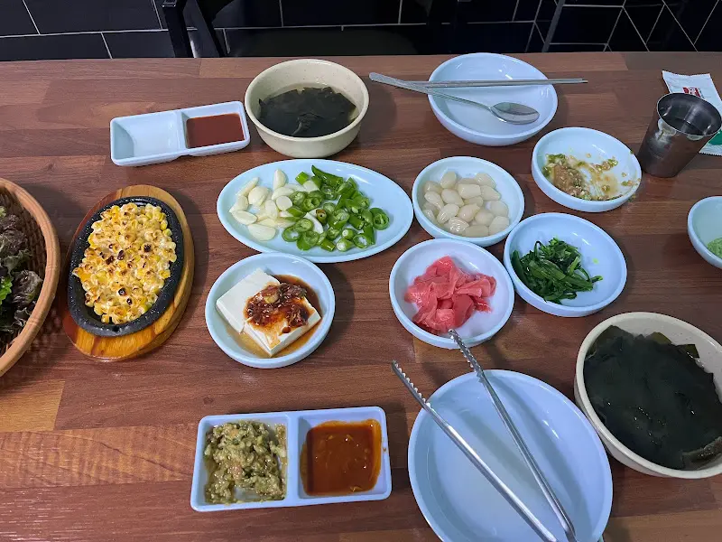 푸짐하게 차려진 밑반찬