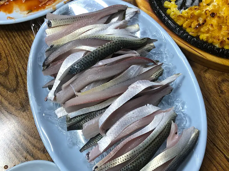 두툼하게 썰린 도다리회