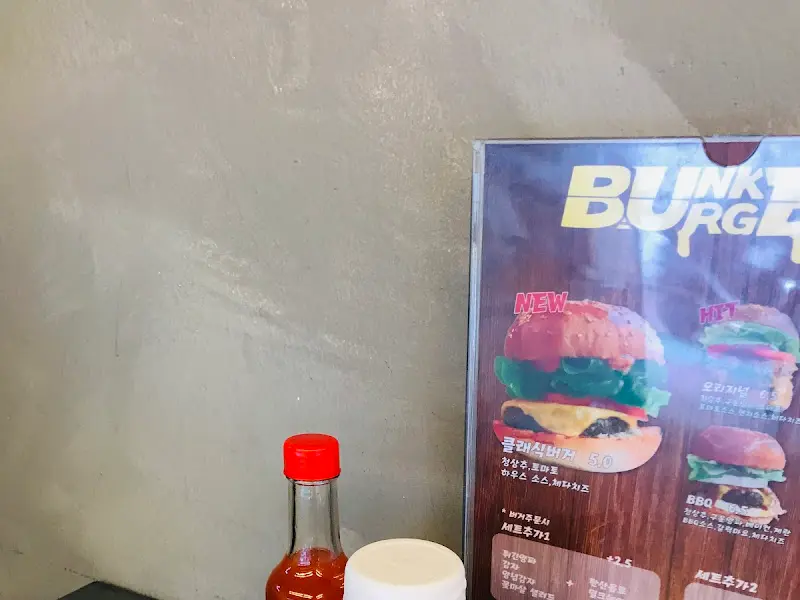 테이블 위에 놓인 메뉴판과 소스