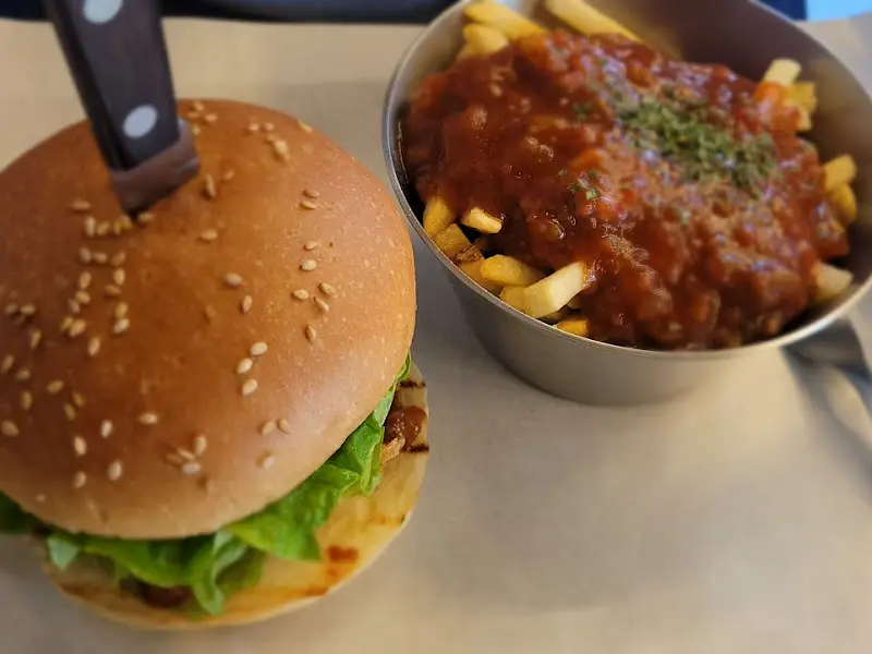 오리지널 버거와 칠리 감자