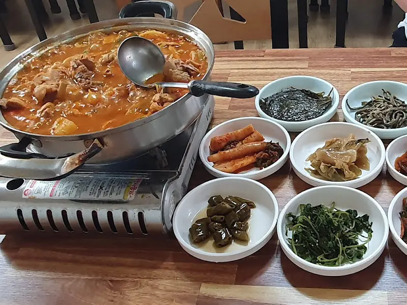 푸짐한 자연산 버섯찌개와 밑반찬