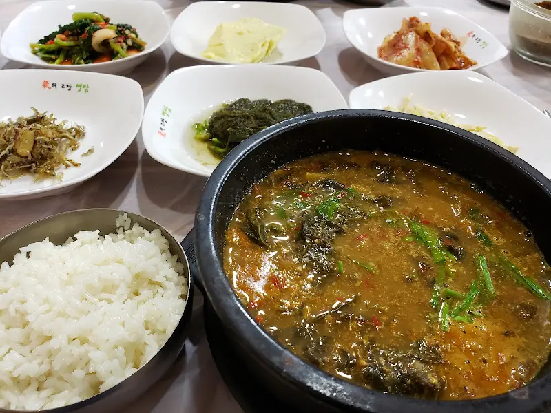 다양한 종류의 밑반찬들이 정갈하게 담겨져 있다. 김치, 나물, 젓갈 등 보기만 해도 군침이 도는 비주얼이다.