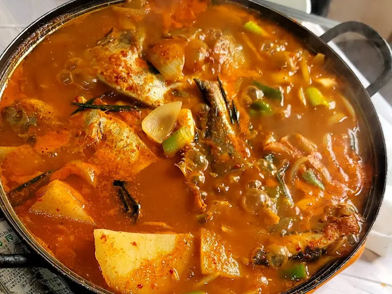 커다란 냄비 안에는 큼지막한 병어와 감자, 양파, 대파 등이 빨간 양념에 푹 졸여져 있다. 매콤달콤한 냄새가 코를 자극한다.