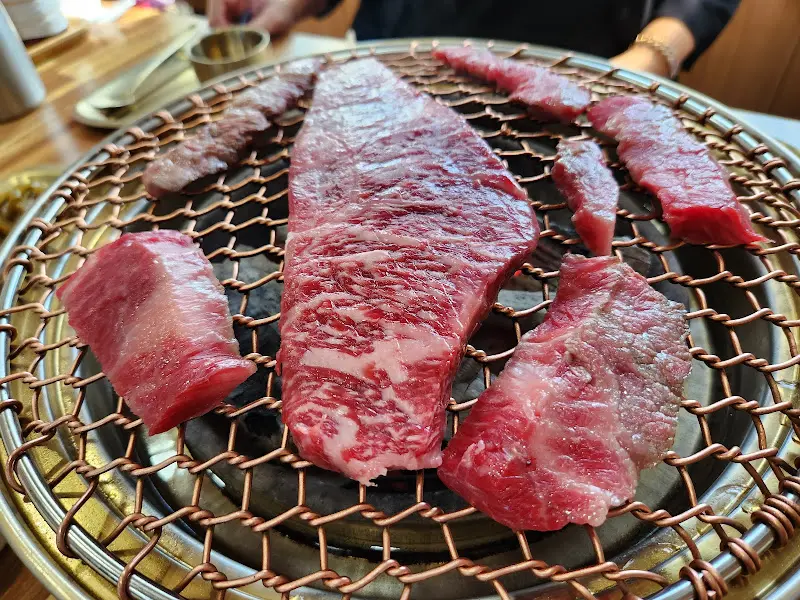 숯불 위에서 익어가는 한우