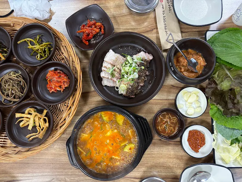 흑마늘 밥과 반찬들