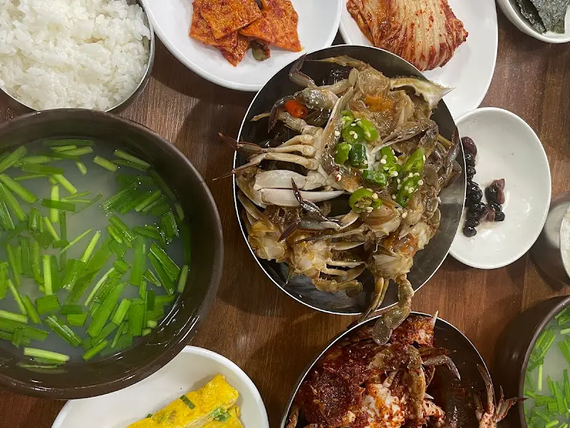 푸짐하게 차려진 간장게장과 양념게장 정식