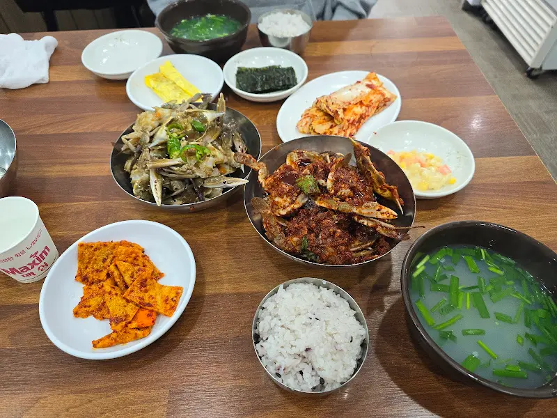 간장게장과 양념게장, 재첩국이 조화롭게 어우러진 모습