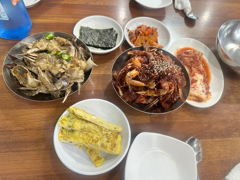 간장게장과 양념게장이 넉넉하게 담겨 나온 모습