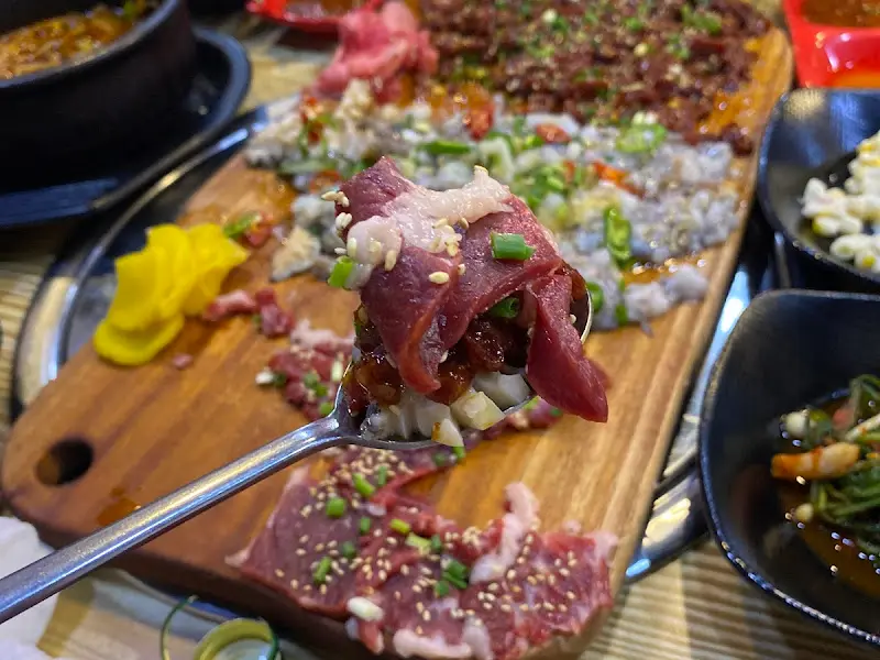 생차돌, 산낙지, 육회의 조화