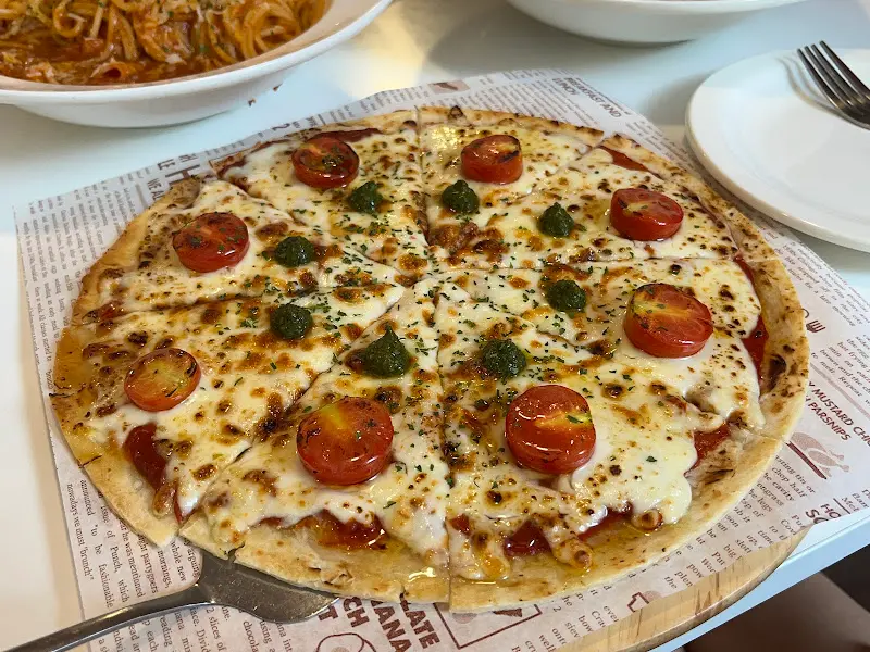 신선한 마르게리따 피자