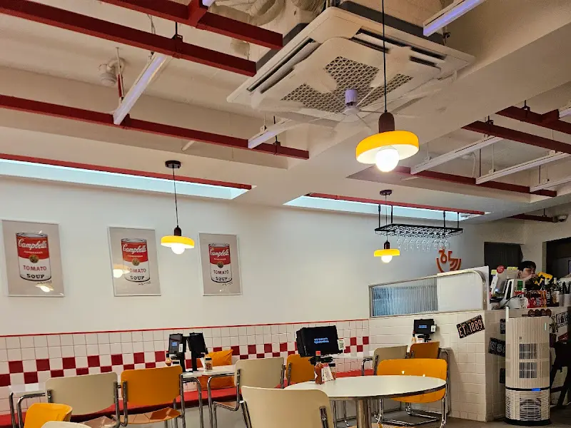 넓고 쾌적한 매장