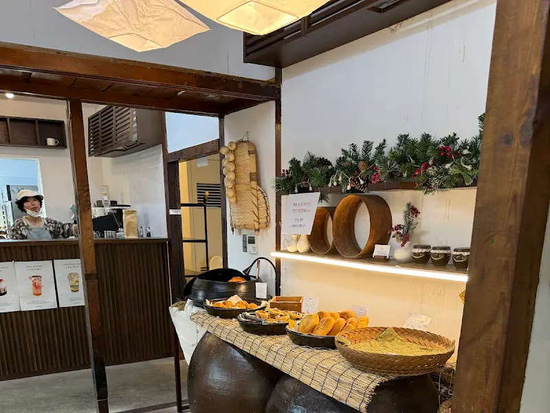 산양정행소의 빵 진열대