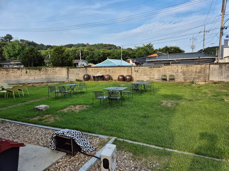 산양정행소 외부 잔디밭