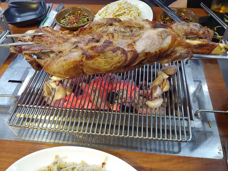 숯불 위에서 구워지는 양다리