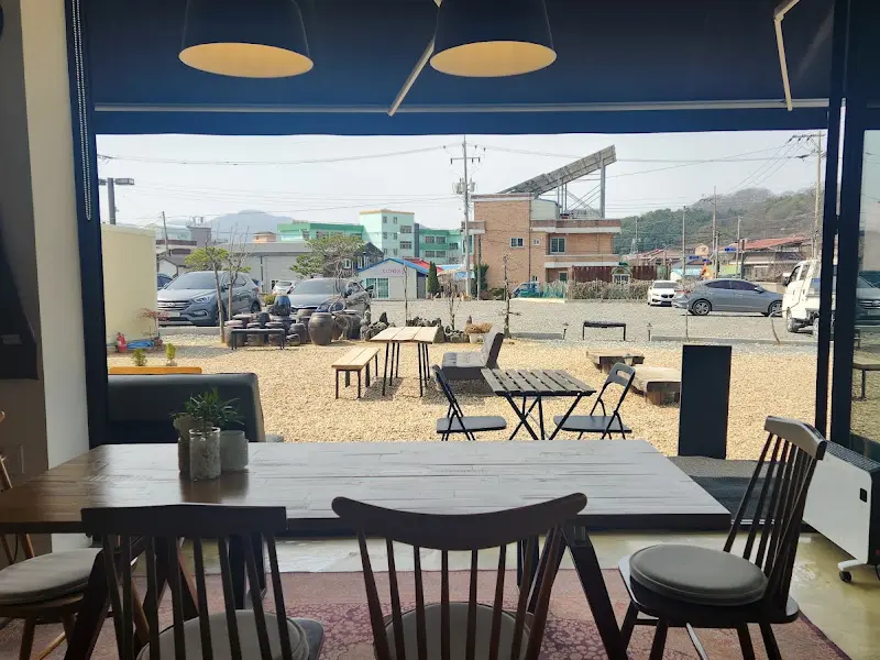 카페 내부에서 보이는 창밖 풍경