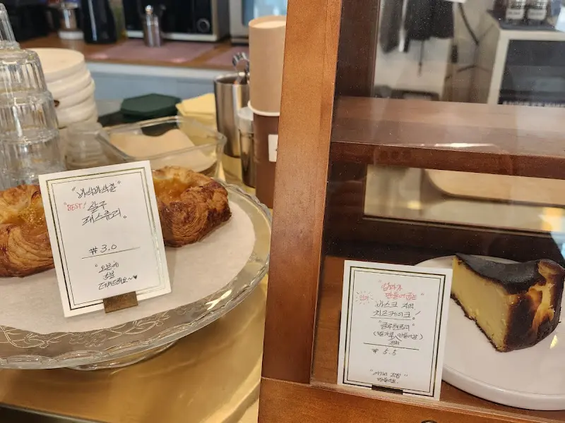 쇼케이스 안에 진열된 디저트들
