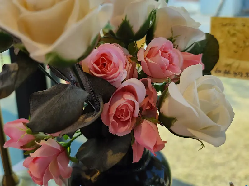 테이블 위에 놓인 꽃병