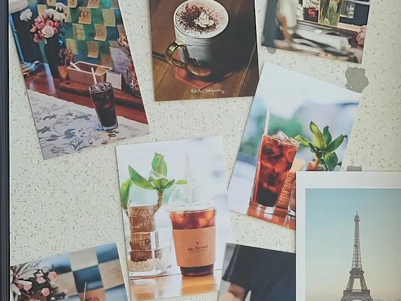 벽면에 붙어있는 사진들