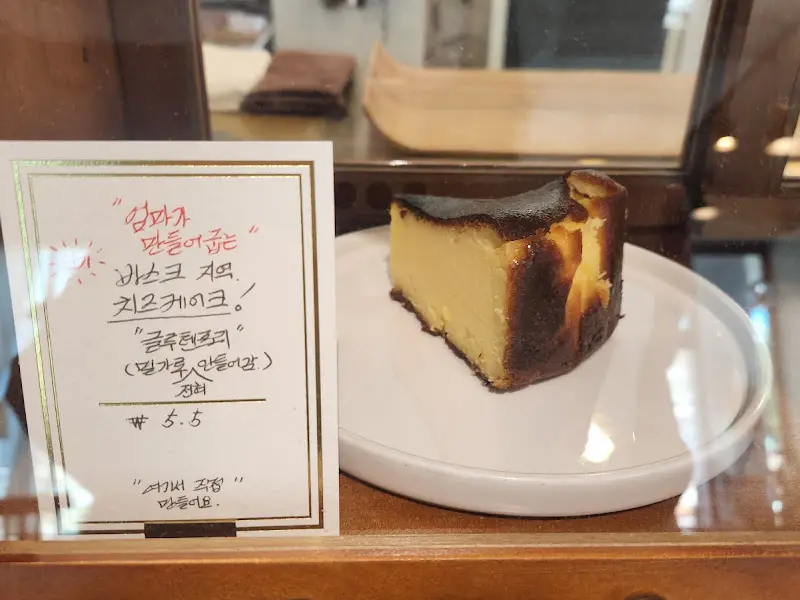 쇼케이스 안에 진열된 바스크 치즈 케이크