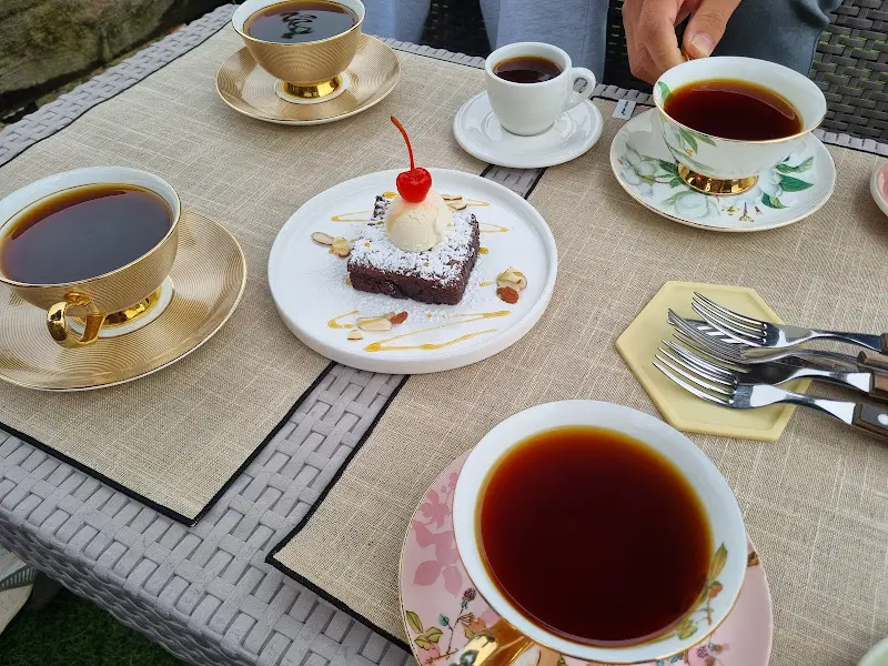 다양한 커피잔에 담긴 커피