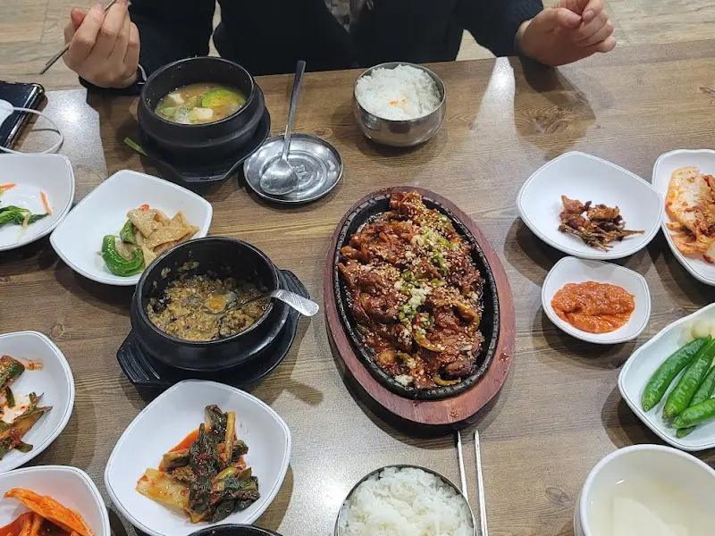 쌈 싸 먹는 모습