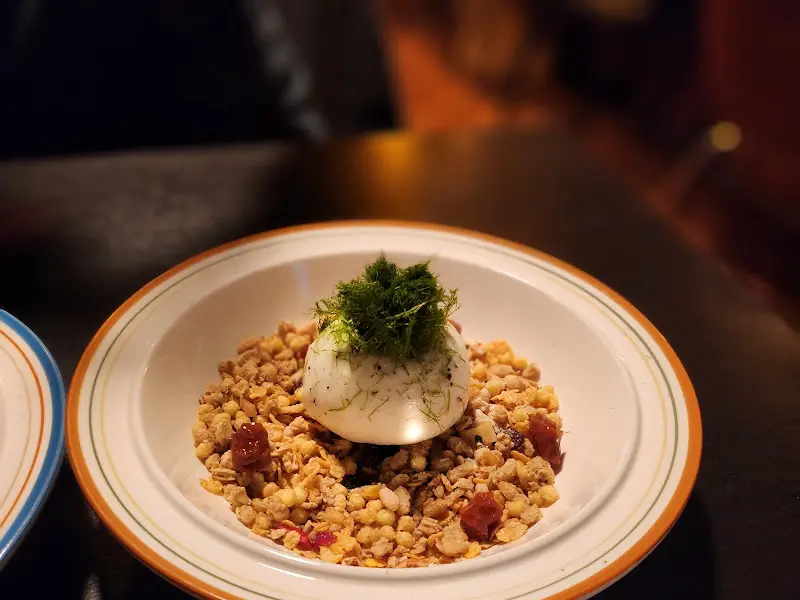 독특한 플레이팅의 메뉴