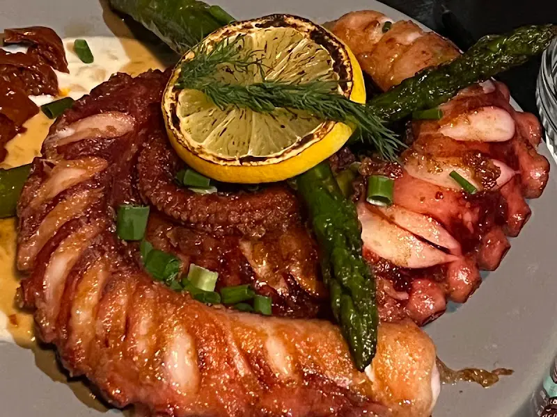 플레이팅이 돋보이는 메뉴