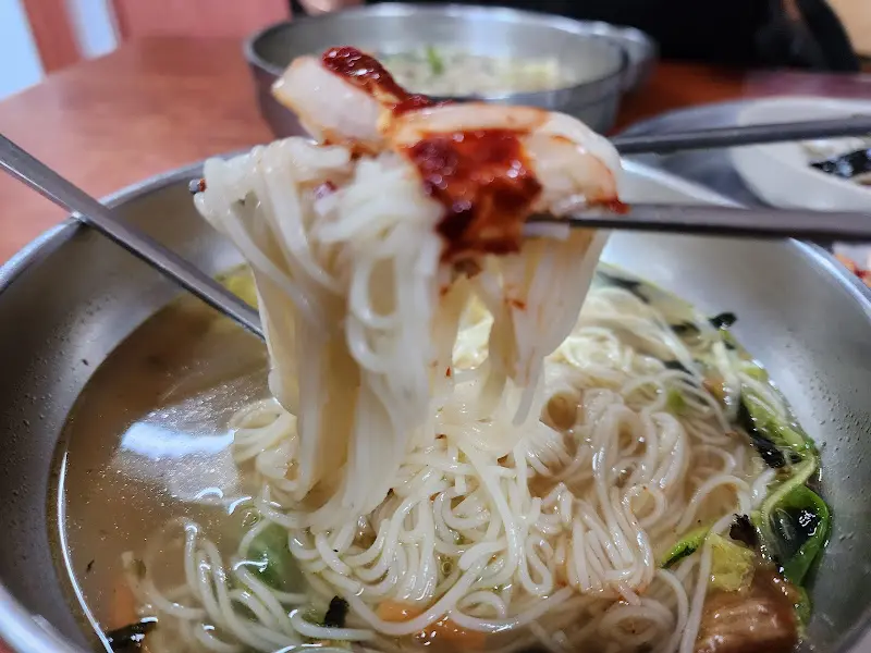 분식집 내부 모습. 테이블과 의자가 정겹게 놓여 있다.