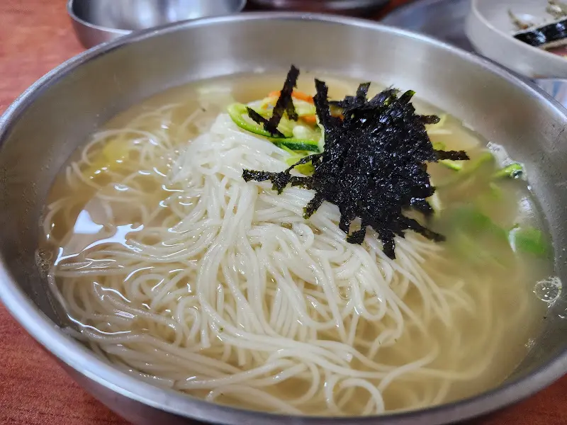 분식집에서 판매하는 메뉴들의 가격표. 저렴한 가격에 푸짐하게 즐길 수 있다.