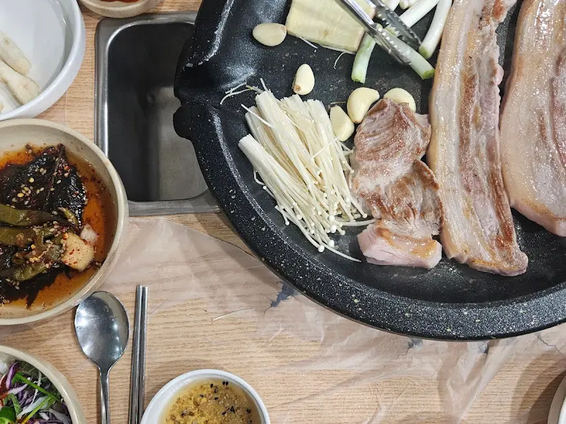 돌판 위의 삼겹살