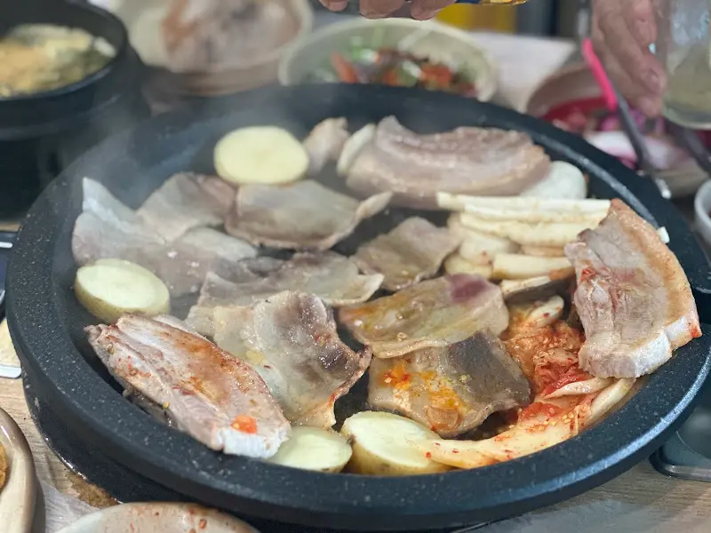 돌판 위의 삼겹살