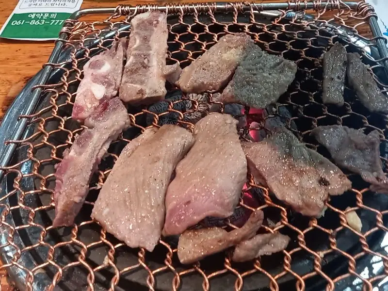 숯불 위에서 익어가는 돼지갈비