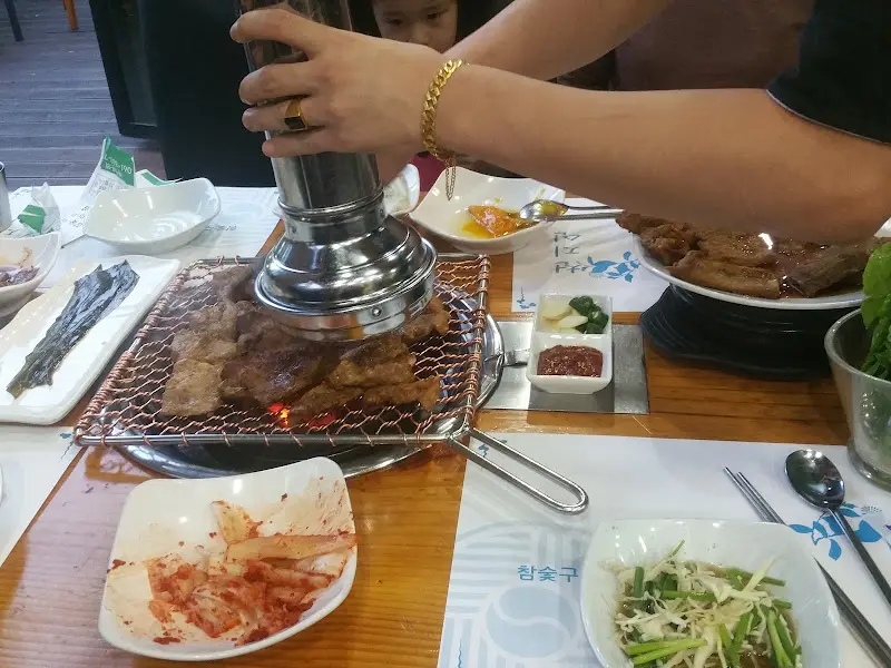 돼지갈비를 굽는 모습