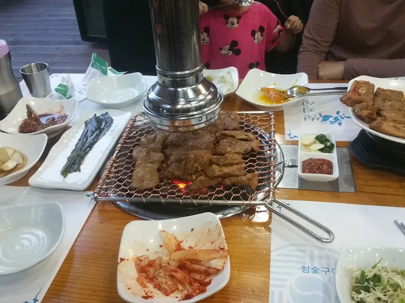 밑반찬과 숯불갈비