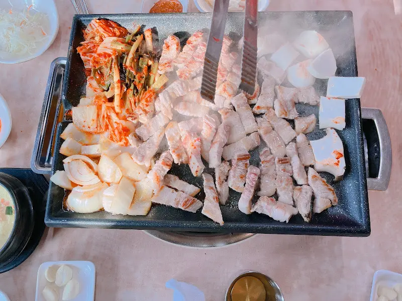 잘 구워진 삼겹살과 김치