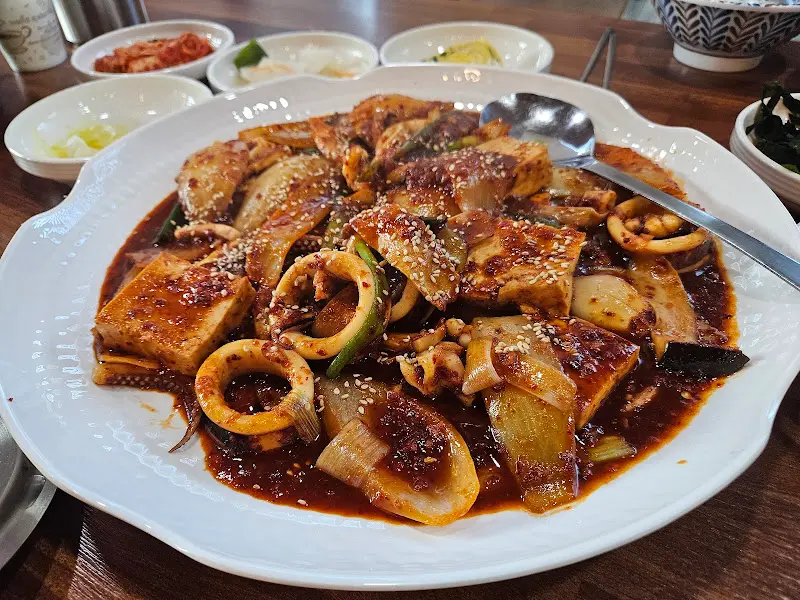 푸짐한 오징어두부조림 한 상 차림